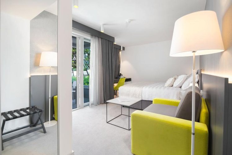 DOUBLE DELUXE ONE BED Room
