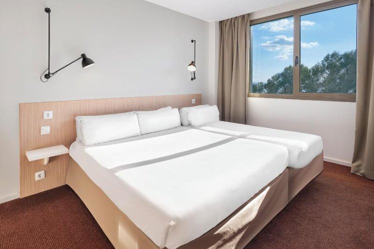 DOUBLE QUEEN SIZE BED Room