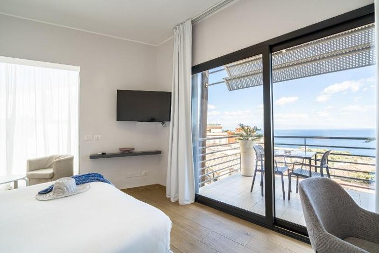 DOUBLE DELUXE QUEEN BED Room