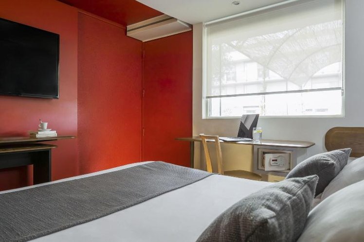DOUBLE SUPERIOR QUEEN BED Room