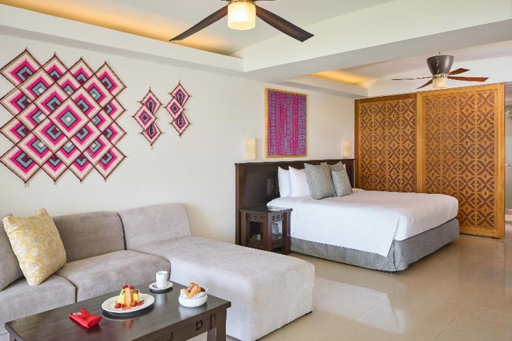 JUNIOR SUITE CLUB KING BED Room