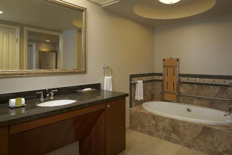 STUDIO KING SIZE BED Room