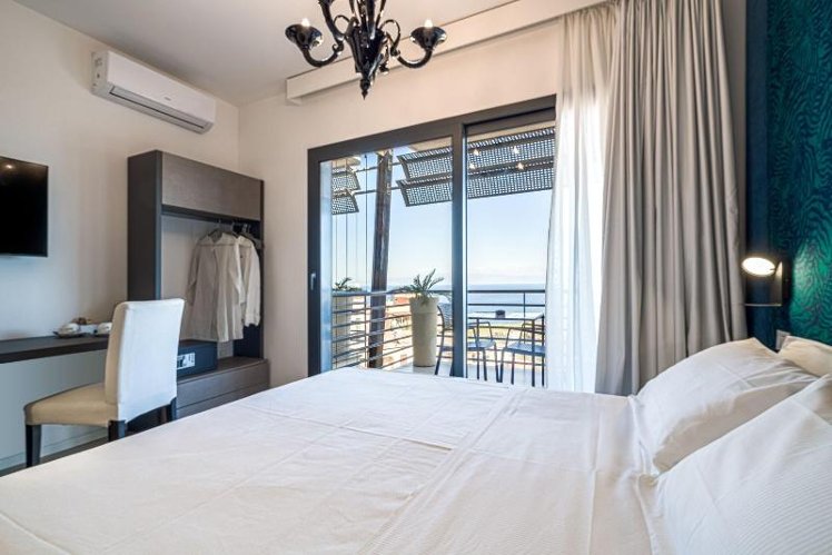 DOUBLE DELUXE QUEEN BED Room