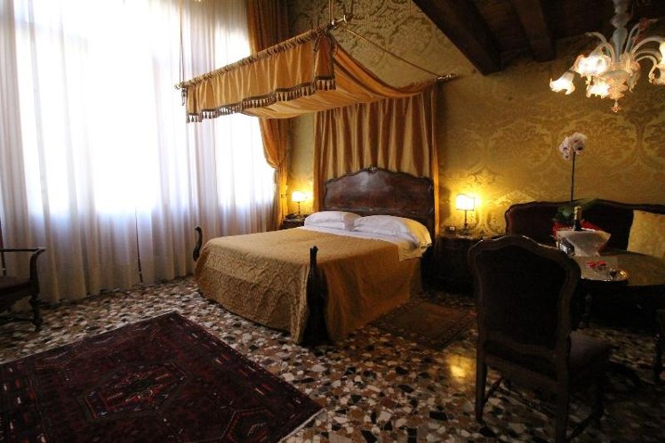 SUITE QUEEN SIZE BED Room