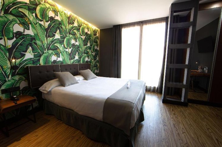 DOUBLE QUEEN SIZE BED Room