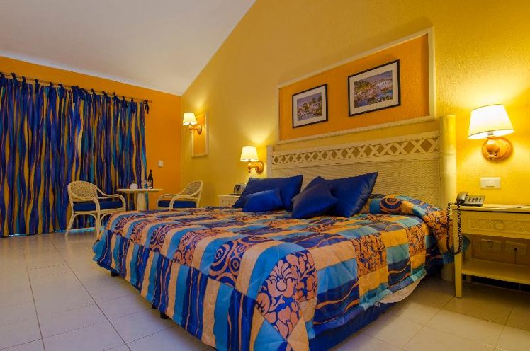 SINGLE POOL VIEW Room