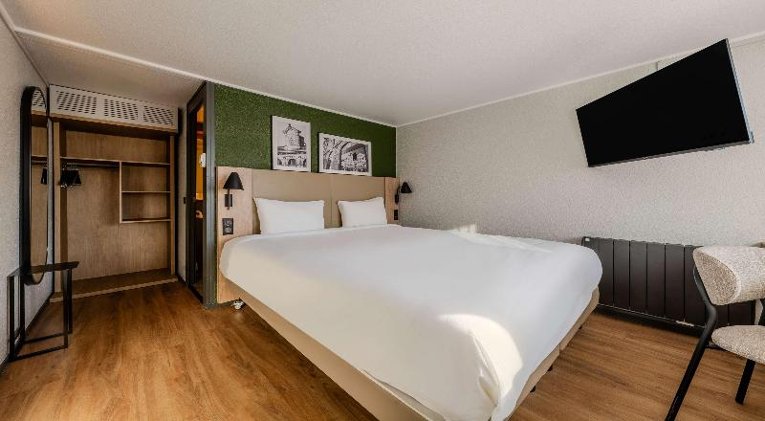 DOUBLE QUEEN SIZE BED Room
