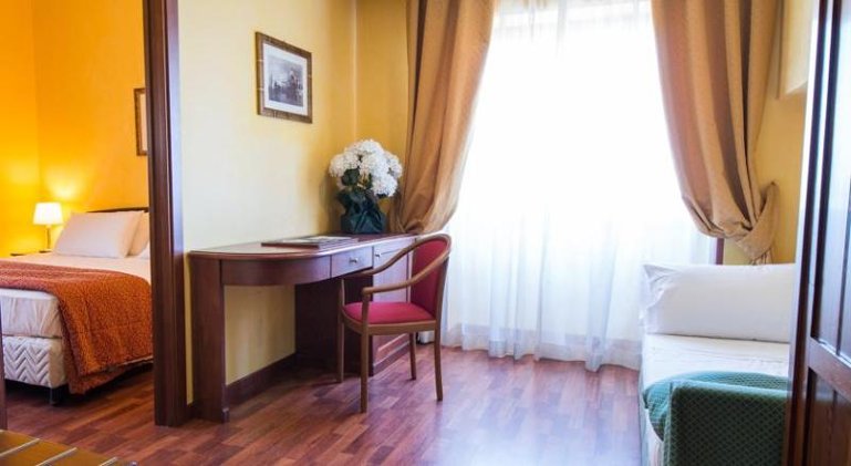 TRIPLE STANDARD Room