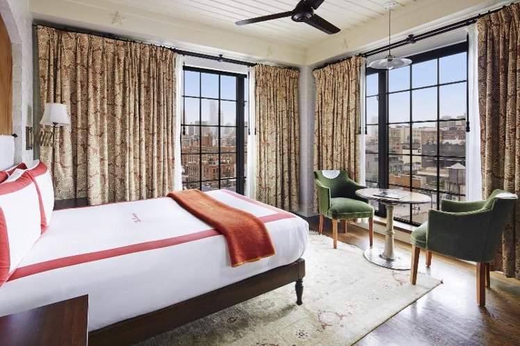 DOUBLE DELUXE CITY VIEW KING BED Room