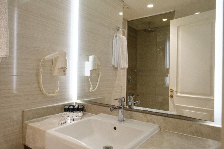 Double or Twin DELUXE Room