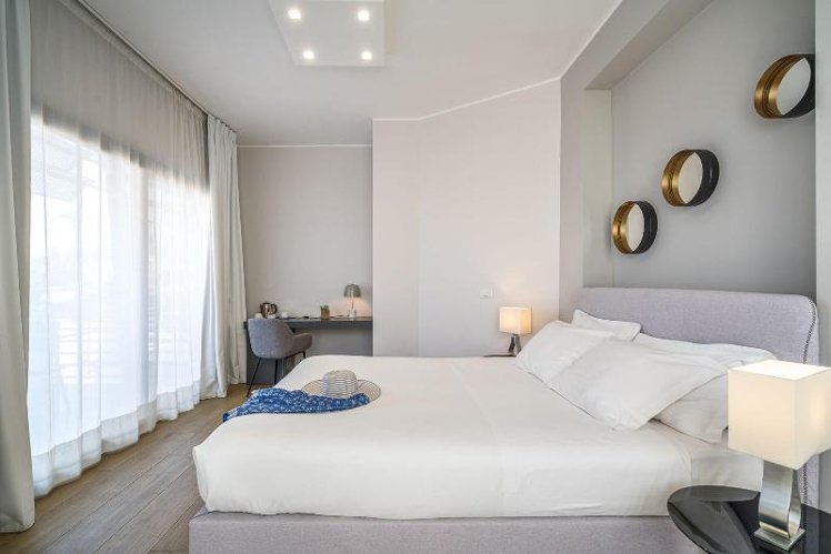 DOUBLE DELUXE QUEEN BED Room
