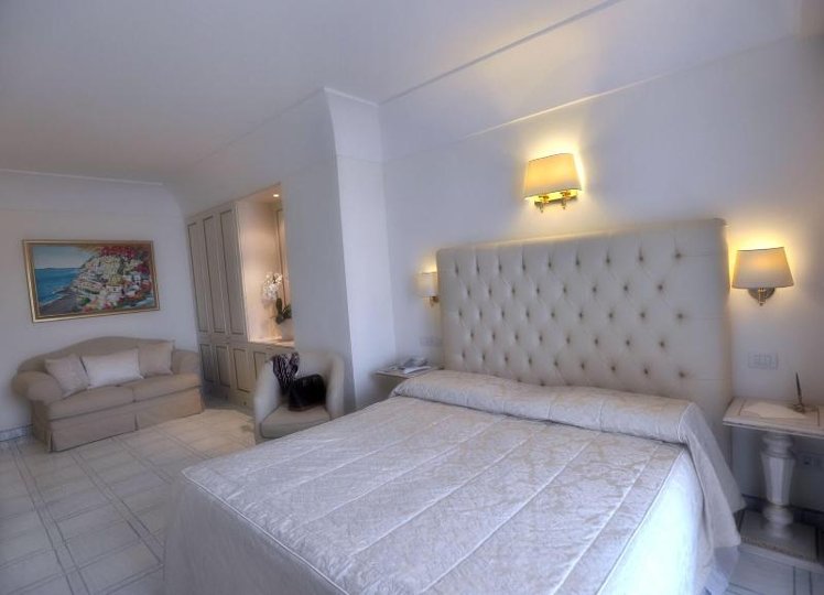 DOUBLE SUPERIOR QUEEN BED Room