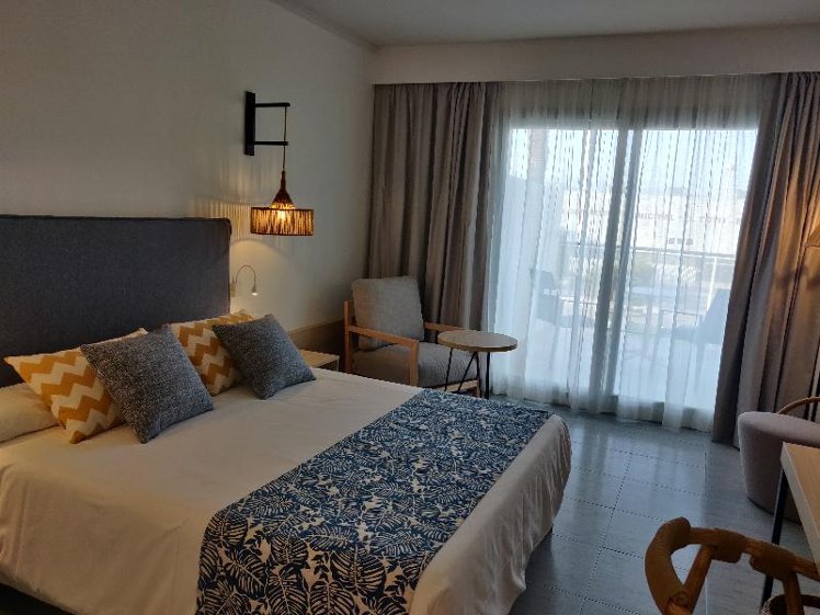 Double or Twin DELUXE Room
