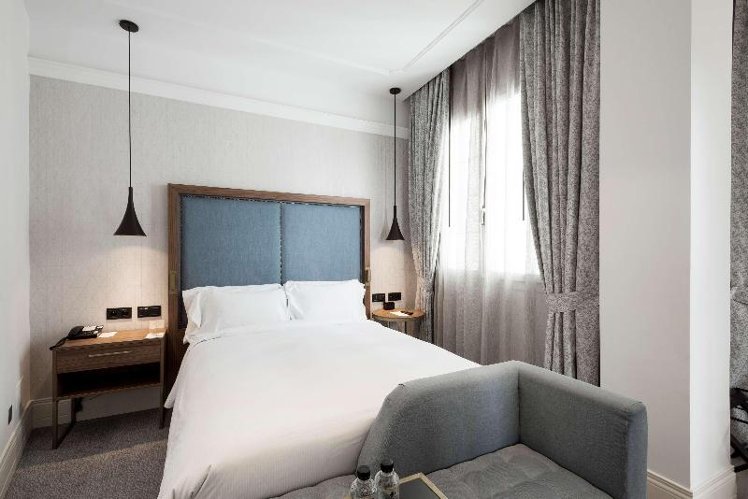 DOUBLE QUEEN SIZE BED Room