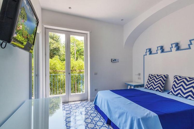 DOUBLE QUEEN SIZE BED Room
