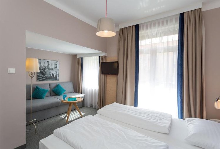 DOUBLE QUEEN SIZE BED Room