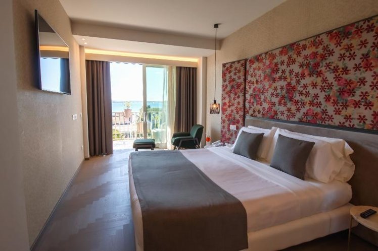 DOUBLE SUPERIOR LAKE VIEW Room