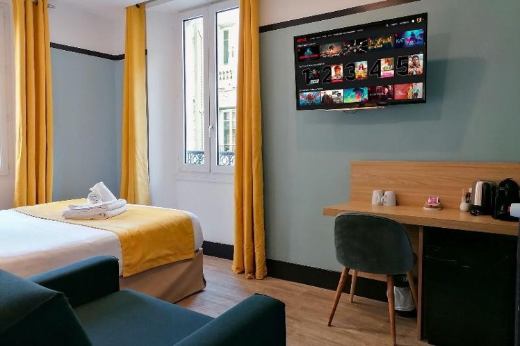 DOUBLE SUPERIOR QUEEN BED Room