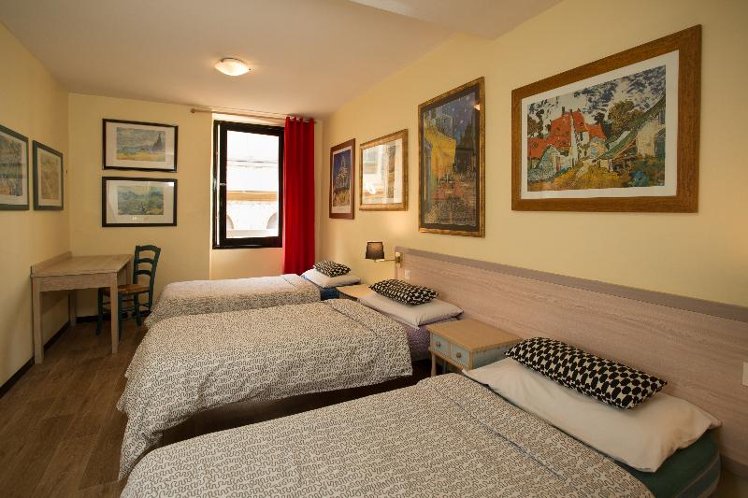 TRIPLE STANDARD Room