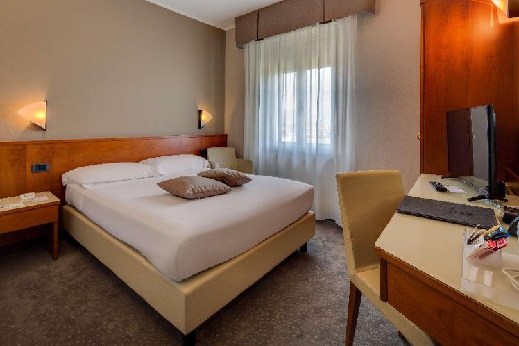 DOUBLE WITH DOUBLE BED Room