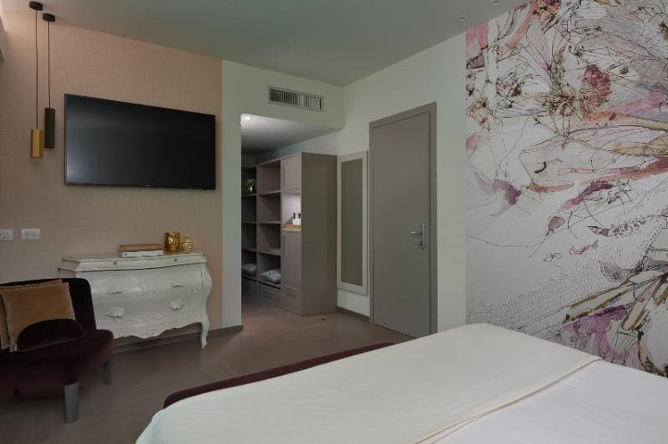 DOUBLE KING SIZE BED Room