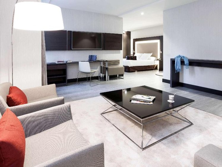 DOUBLE EXECUTIVE QUEEN BED Room