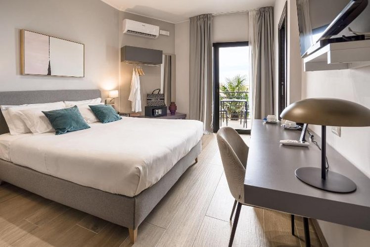 DOUBLE PARTIAL SEA VIEW Room