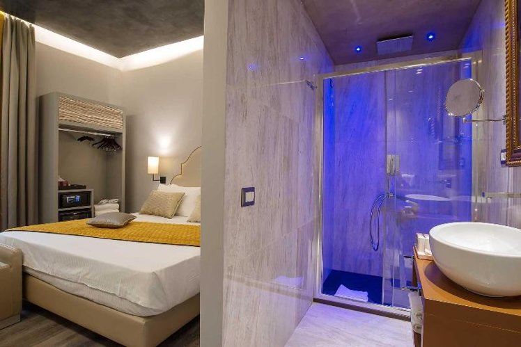 DOUBLE SUPERIOR QUEEN BED Room