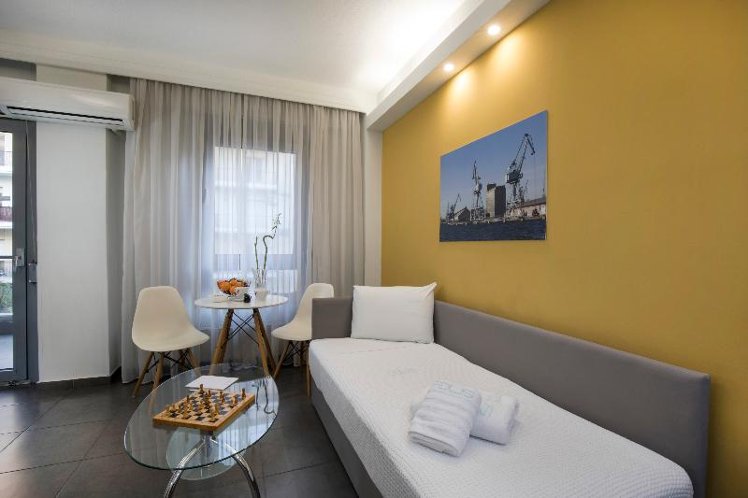 STUDIO CITY VIEW Room