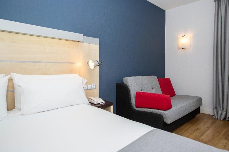 DOUBLE QUEEN SIZE BED Room
