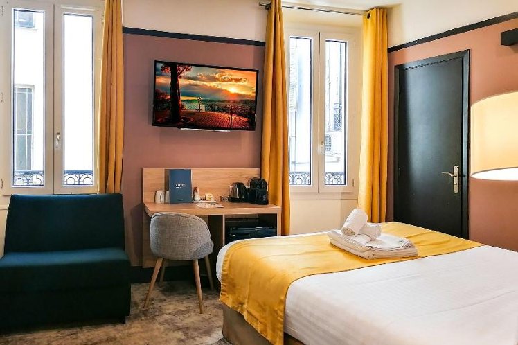 DOUBLE SUPERIOR QUEEN BED Room