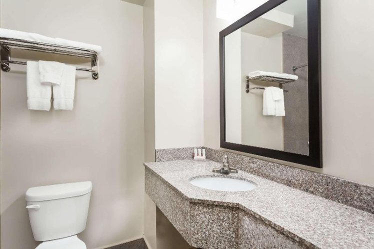 Days Inn & Suites by Wyndham Jamaica JFK Airport