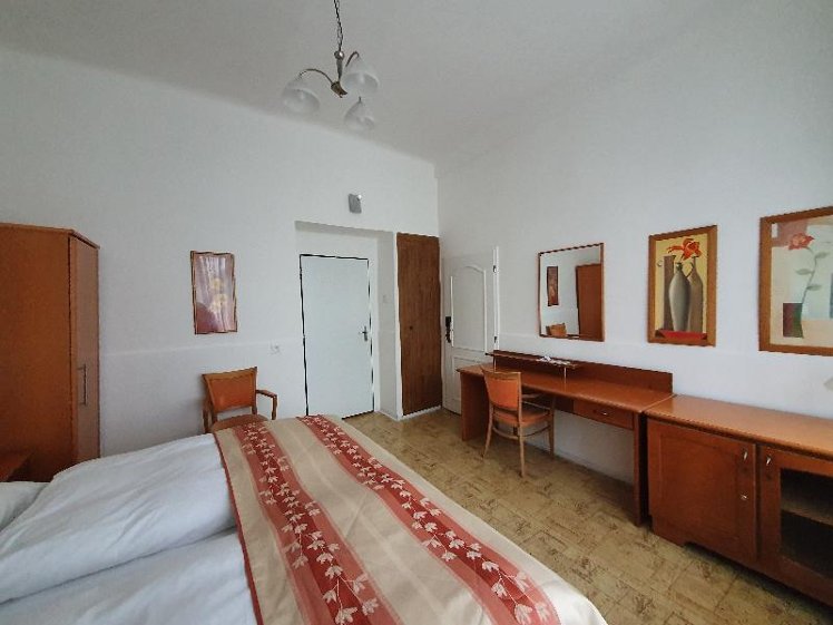 DOUBLE WITH SHARED BATHROOM Room