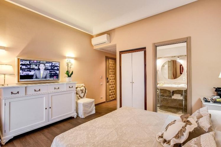 Double or Twin DELUXE KING BED Room