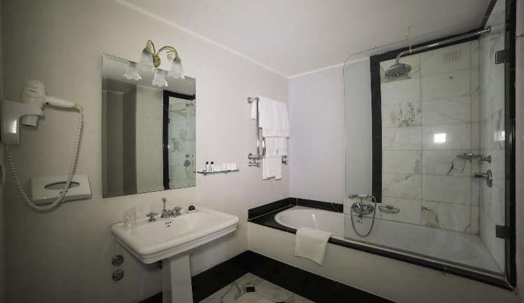 DOUBLE QUEEN SIZE BED Room