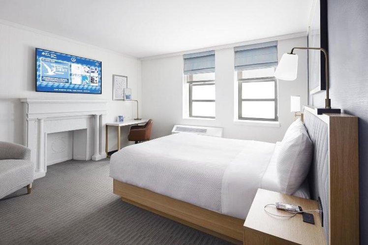 DOUBLE SUPERIOR QUEEN BED Room
