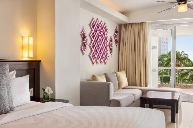 JUNIOR SUITE PARTIAL OCEAN VIEW KING BED Room