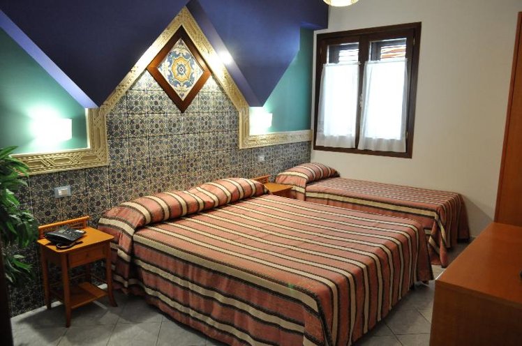TRIPLE STANDARD Room