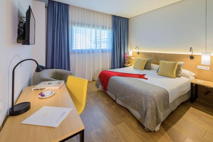 DOUBLE QUEEN SIZE BED Room