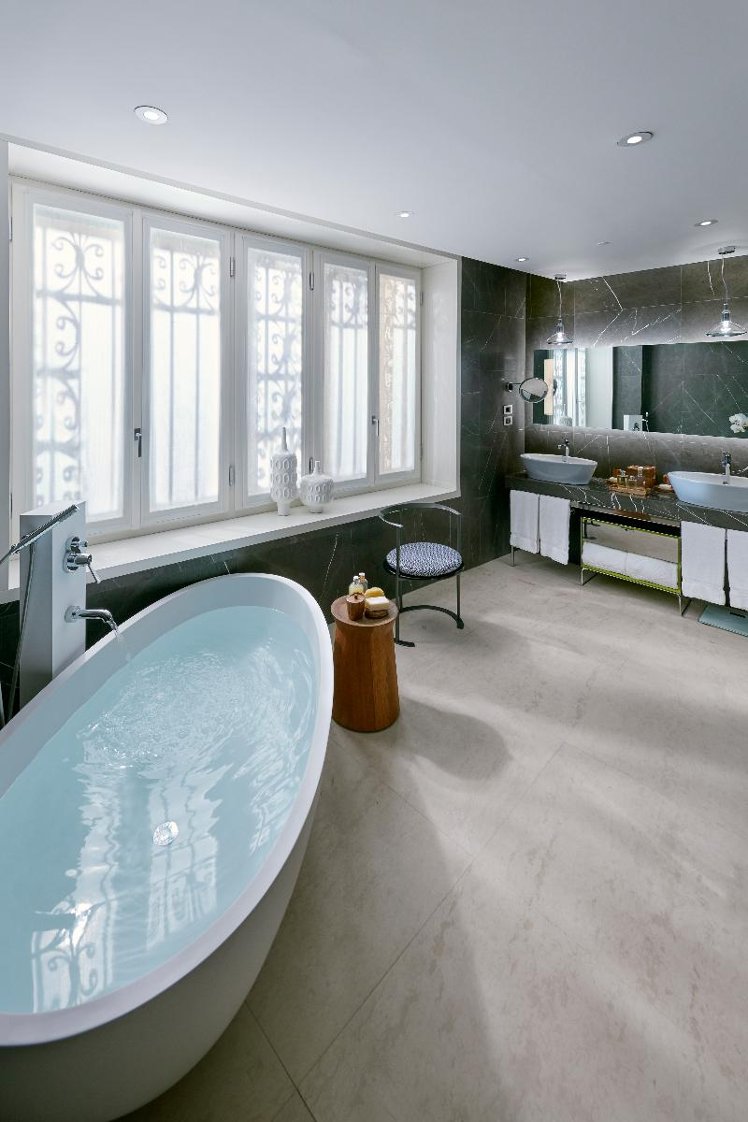 SUITE PREMIER KING BED Room