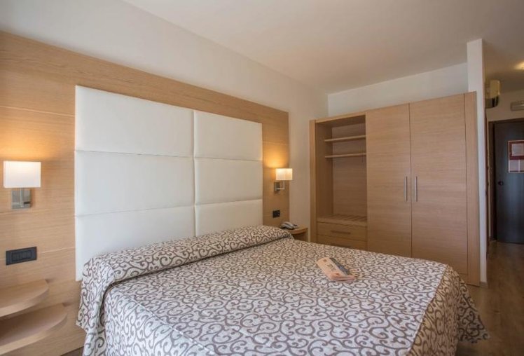 DOUBLE LAKE VIEW Room