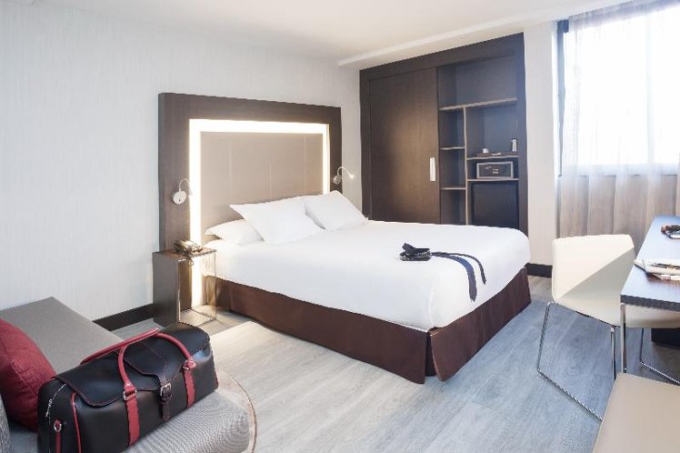 DOUBLE SUPERIOR QUEEN BED Room