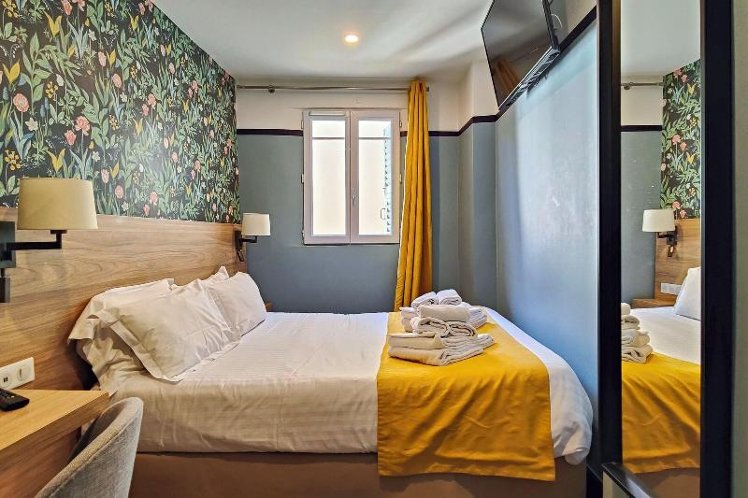 FAMILY ROOM QUEEN SIZE BED Room