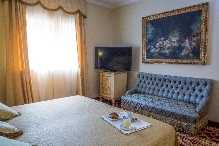 JUNIOR SUITE STANDARD Room