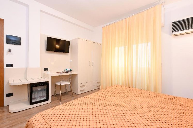 TRIPLE STANDARD Room