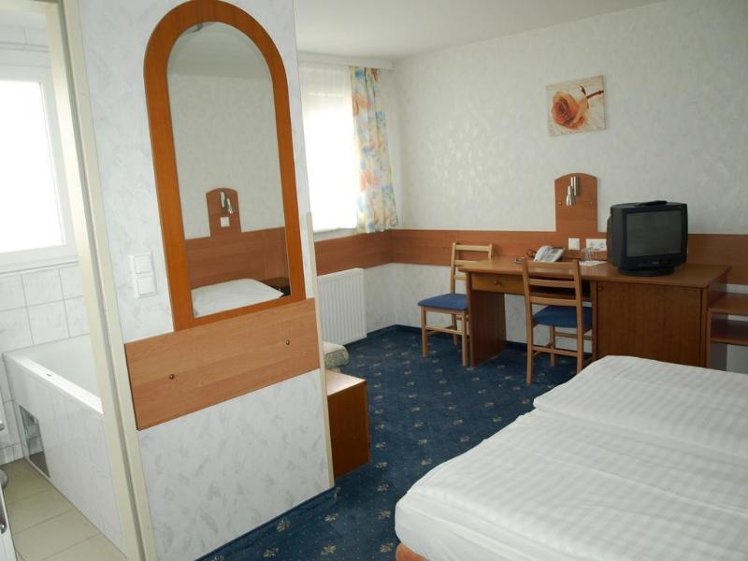 TRIPLE STANDARD Room