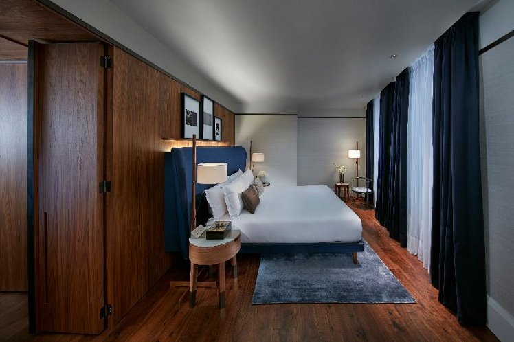 SUITE PREMIER KING BED Room