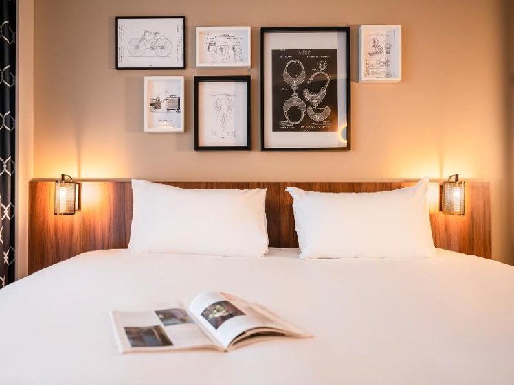 DOUBLE QUEEN SIZE BED Room