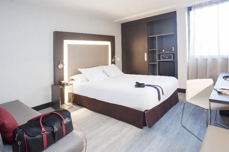 DOUBLE QUEEN SIZE BED Room