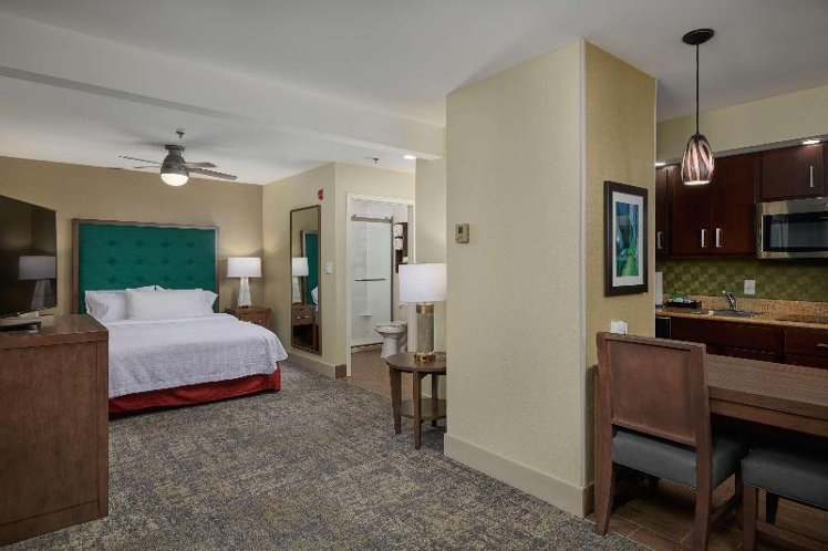 STUDIO QUEEN SIZE BED Room